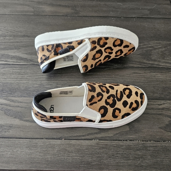 UGG Alameda Spotty Slip On - Picture 2 of 7